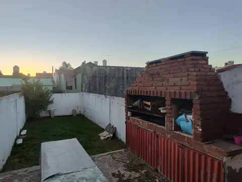 TRIPLEX S/LOTE 4 X 30, 200 M2  EXCELENTE ESTADO! ACTUALIZADO A NUEVO, COCHERA Y FONDO LIBRE 10 M