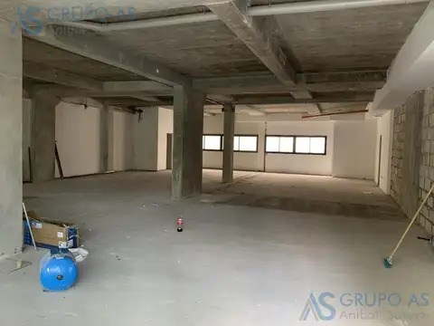 Importante local comercial con gran frente