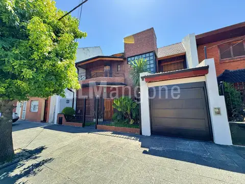 Casa 4 ambientes con cocheras, parque, piscina