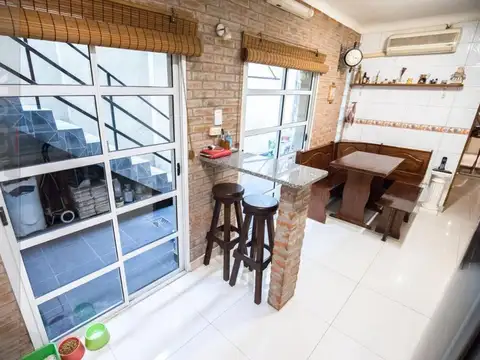 PH / Tipo casa - Entrada independiente - 5 ambientes (4 dormitorios) - 2 baños - 2 plantas - patio