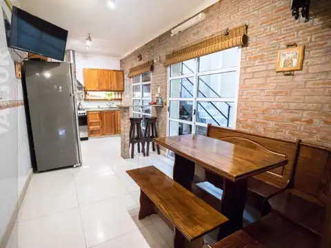 PH / Tipo casa - Entrada independiente - 5 ambientes (4 dormitorios) - 2 baños - 2 plantas - patio