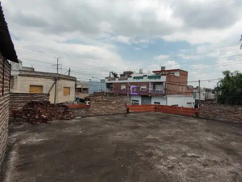 Galpón de 158m² cubiertos y 18m² descubiertos ubicado en esquina