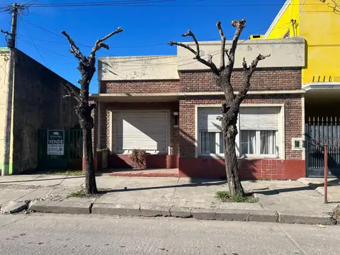CASA 3 DORM. - 1 BAÑO  - PATIO - COCHERA - LOBOS -