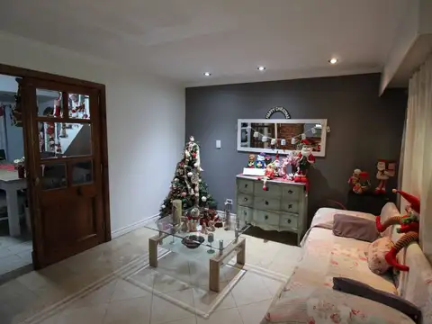 Casa 8 ambientes con 2 baños