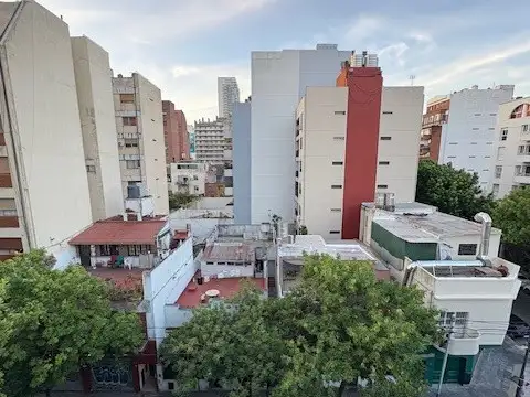 Exelente piso 4 amb. con dependencia cochera y baulera recien pintado muy luminoso 1 cuadra Cabildo