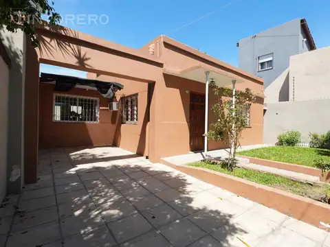 Casa de 3 ambientes en venta en El Palomar con cochera