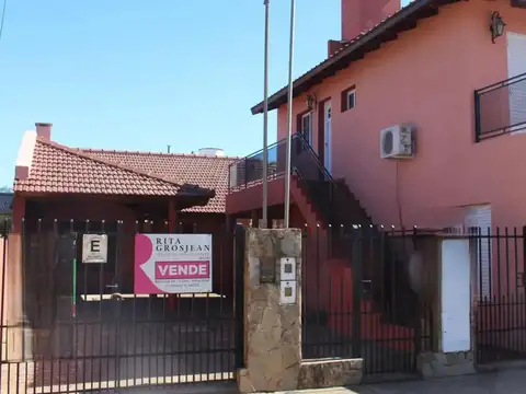 Casa con quincho más dos departamentos independientes