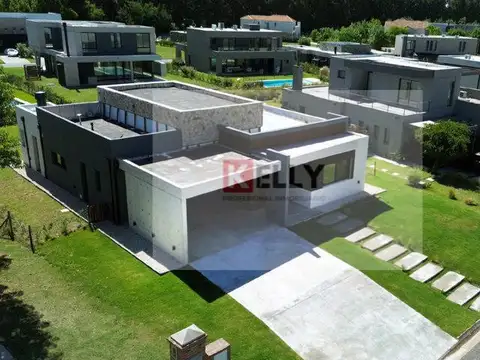 Casa 6 ambientes con 4 baños