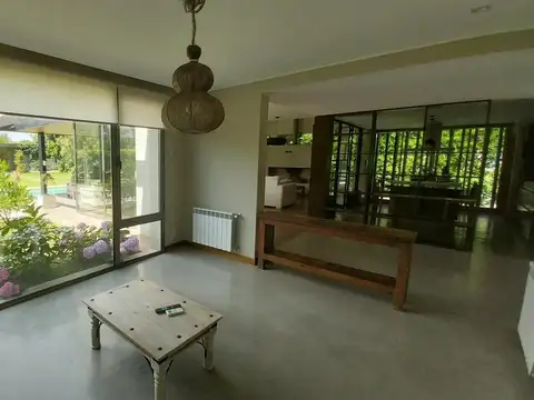 Casa en Alquiler con 2 cocheras