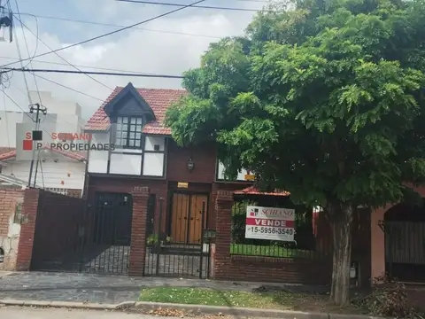 CHALET EN DOS PLANTAS CON CUATRO DORMITORIOS, AMPLIO FONDO CON PISCINA Y PARRILLA. EXCELENTE ESTADO.