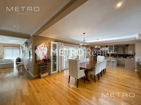 Casa 8 ambientes con 4 baños