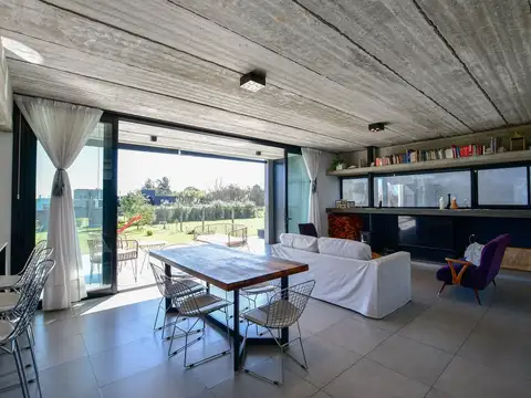 CASA EN VENTA BARRIO LA CHIQUITA DE 2 DORMITORIOS