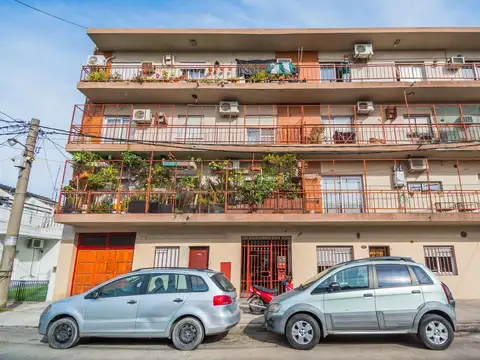 Venta Departamento 3 ambientes lateral en Ramos Mejia.