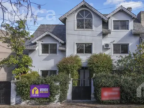 Casa de diez ambientes pileta y jardín en venta en La Horqueta