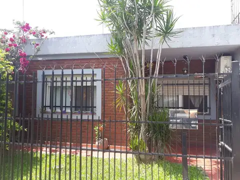 Venta Casa 4 Amb en Loma Hermosa (Acepta Permuta)