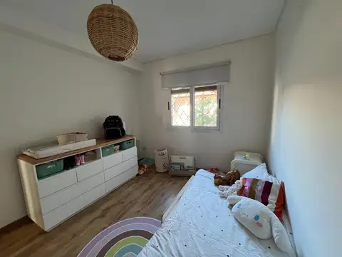 Excelente chalet de 2 domis mas un amplio depto de 3 amb al fondo del lote