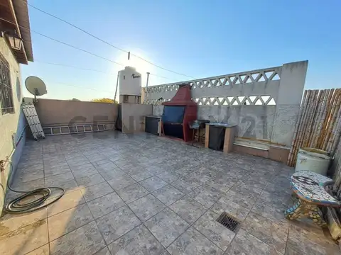 Venta departamento 3 ambientes con patio y terraza
