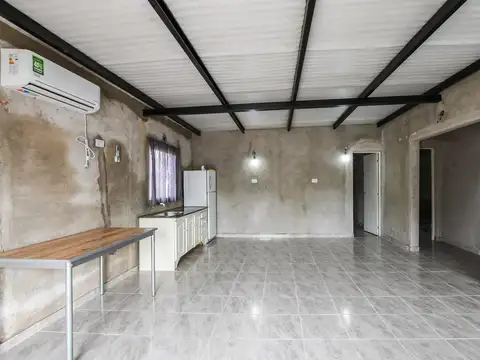 VENTA/ PERMUTA - Casa de 3 dormitorios con patio y piscina.