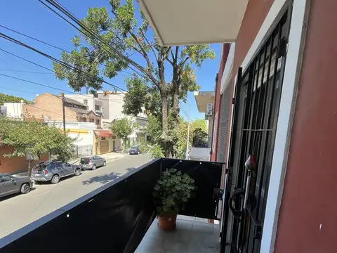 HERMOSO 2 AMB CON BALCÓN AL FRENTE. BAJAS EXPENSAS