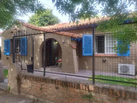 VENTA - Chalet 4 Amb. con Jardín y Parrilla en Barrio Las Casitas