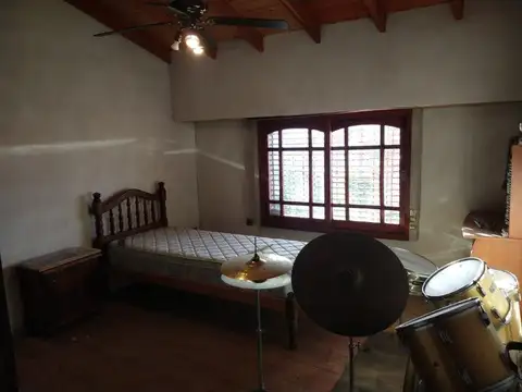 Venta de Casa de 4 ambientes con Fondo y Parrilla