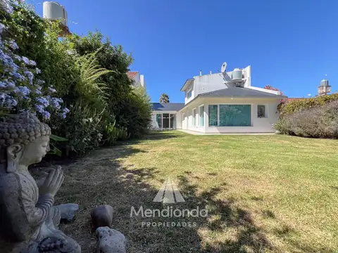 Casa IMPECABLE en San Patricio 2 dormitorios en suite - Cochera quincho y Parque