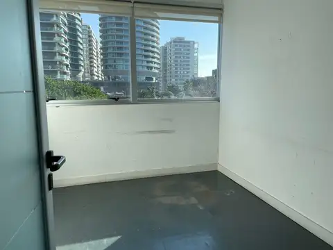 Oficina en Alquiler con 2 cocheras