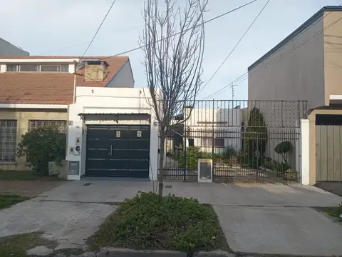 Amplio y hermoso PH en PB con garage, patio, terraza, de 2 amb amplios. SIN EXPENSAS. 176 m2 TOTALES