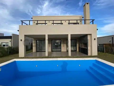 CASA CON PILETA EN SAN RAMON