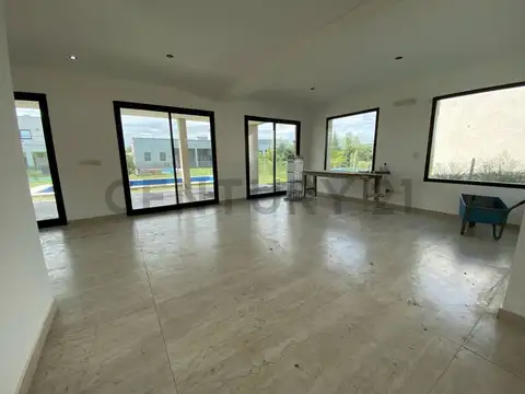 CASA CON PILETA EN SAN RAMON