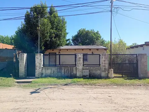 VENTA - Casa a refaccionar con jardín y cochera - Roldán.