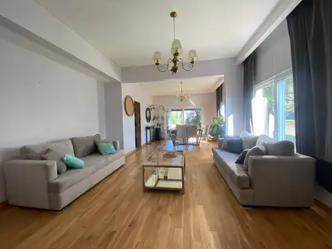 Casa 6 ambientes con 5 baños