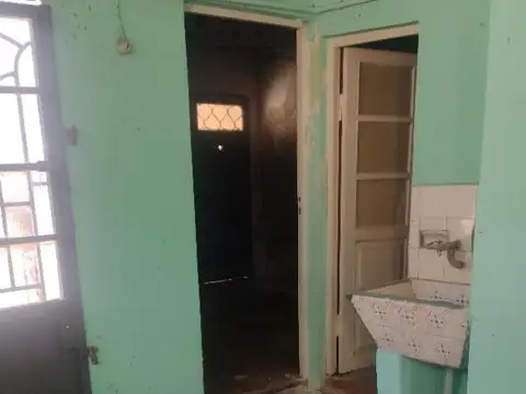 CASA   A REFACCIONAR A MTS DE ESTACION MTE. CHINGOLO