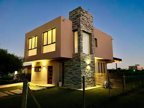 Venta de casa en dos plantas con pileta en San Ramiro Pilar del Este