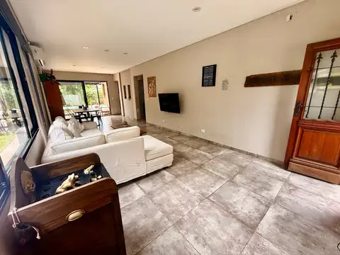 Casa en Venta con 3 cocheras