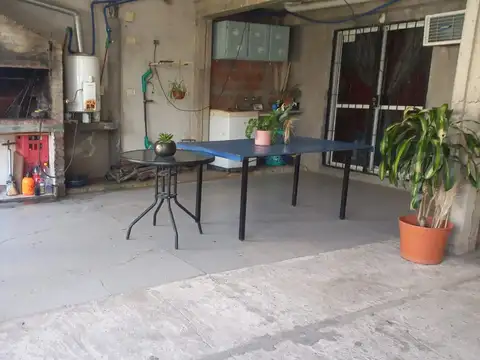 Casa en venta a metros de Provincias Unidad y Garrigo 4 dorm garage, todos los serv.