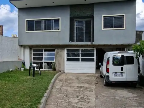 Casa en venta a metros de Provincias Unidad y Garrigo 4 dorm garage, todos los serv.