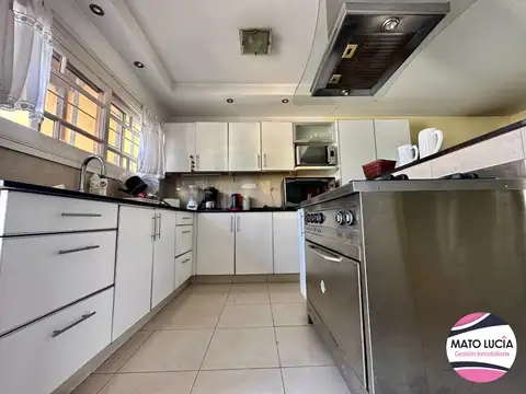 CASA SOBRE LOTE PROPIO + LOCAL EN PLANTA BAJA - 475 M2 TOTALES - OPORTUNIDAD 