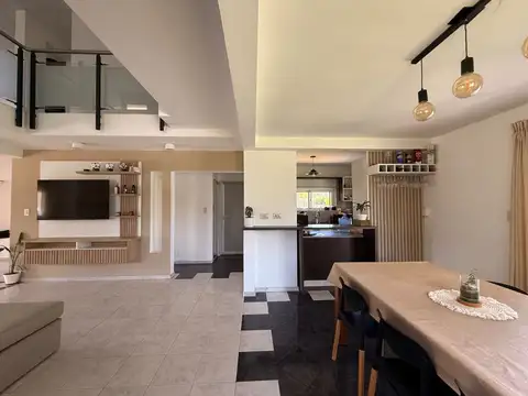 Casa en Venta con 2 cocheras