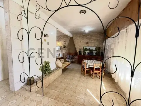 Venta de Casa 6 AMBIENTES en Parque Camet, con casa de huéspedes