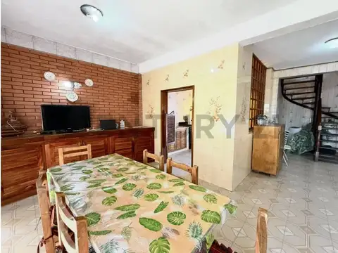 Venta de Casa 6 AMBIENTES en Parque Camet, con casa de huéspedes