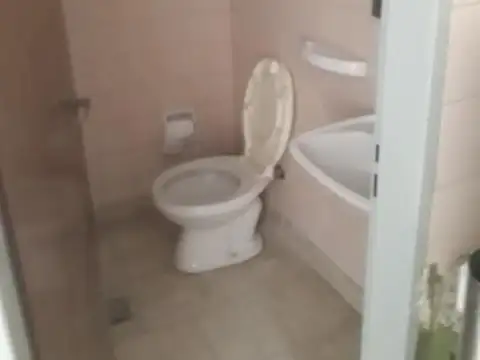 Alquiler Local Comercial 100m2 con cocina y baños.