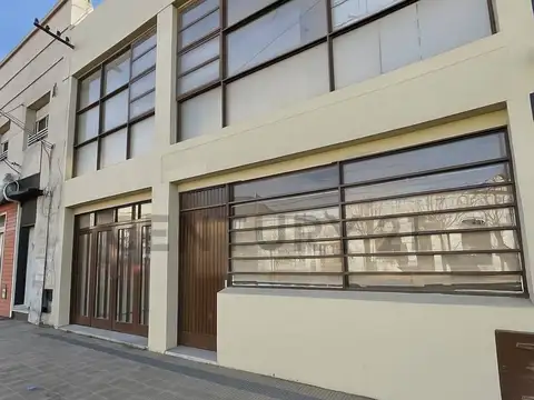 CASA CON LOCAL en venta en el centro de Berisso