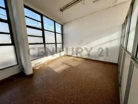 CASA CON LOCAL en venta en el centro de Berisso