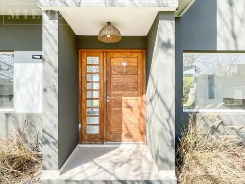 Casa 4 ambientes con 2 baños