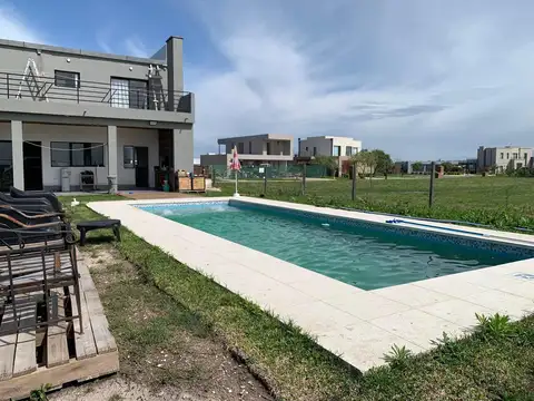 Casa en Venta con 2 cocheras