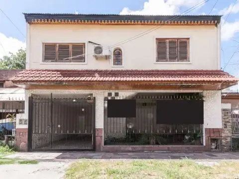 Casa de dos plantas c/ quincho