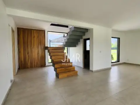 Casa 6 ambientes con 3 baños