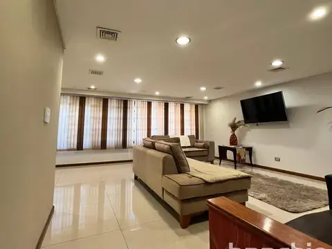Casa 8 ambientes con 2 baños