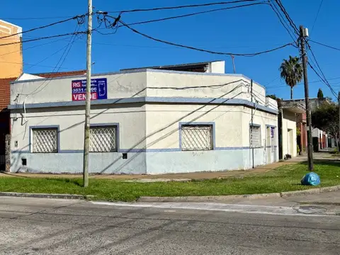 Casa 3 ambientes con cochera y patio A RECICLAR